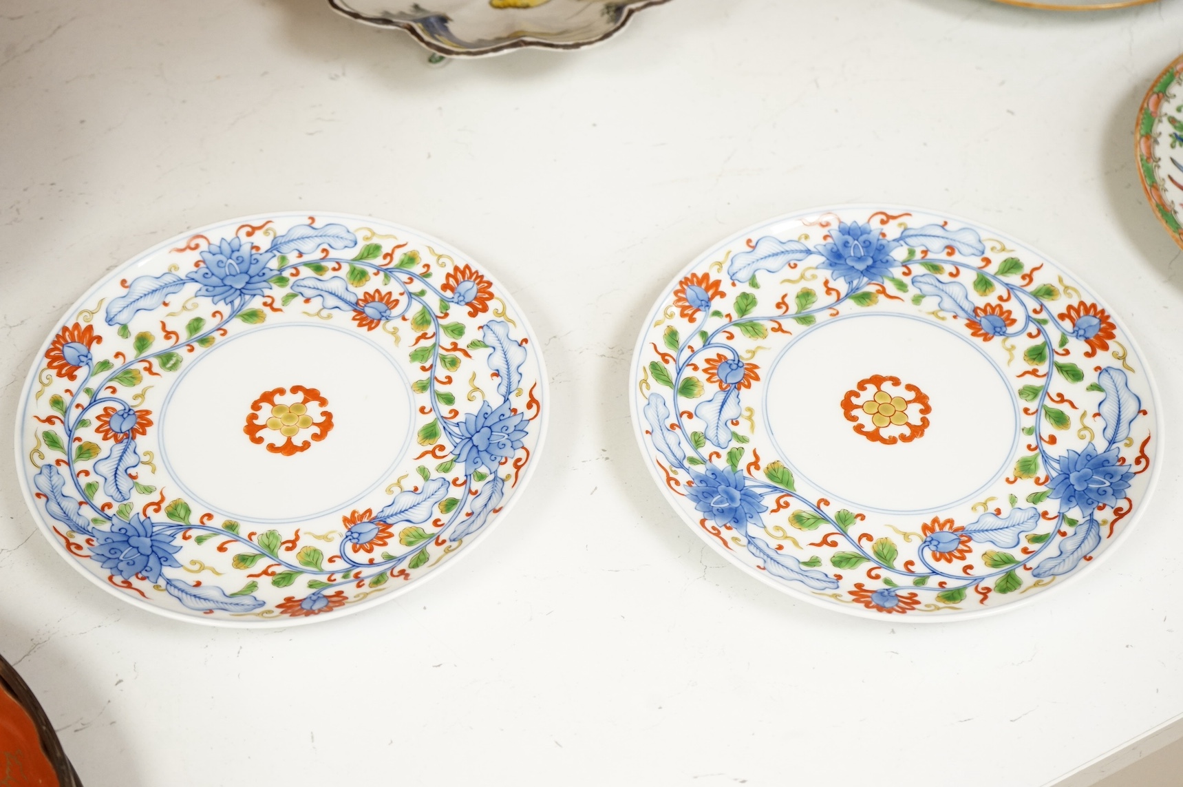 An 18th century Chinese Export famille rose plate together with other Chinese and Japanese items. Condition - varies